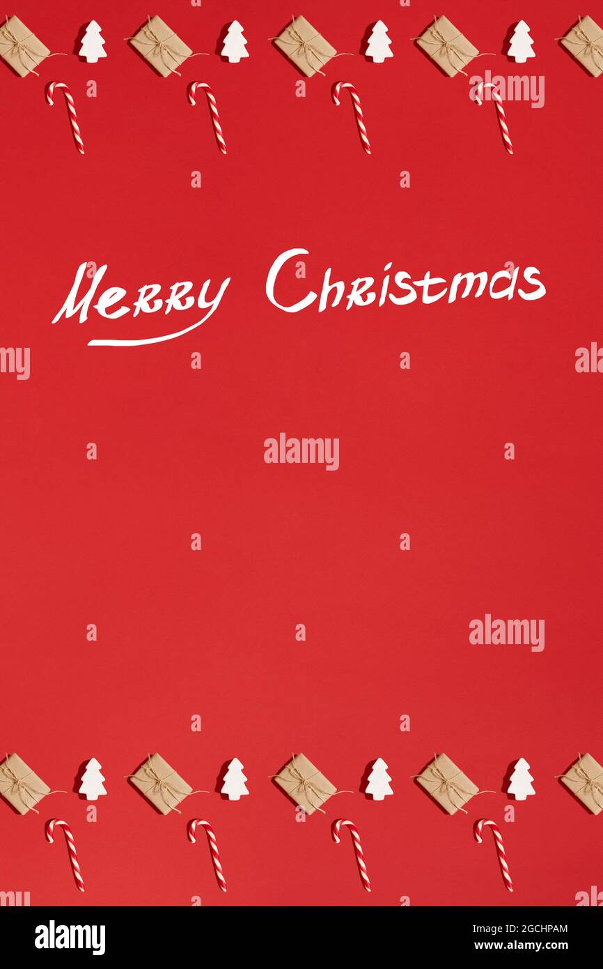 Weihnachtskarte. Roter Hintergrund. Symbol für Neujahr. Weihnachtsbonbon Stockfoto