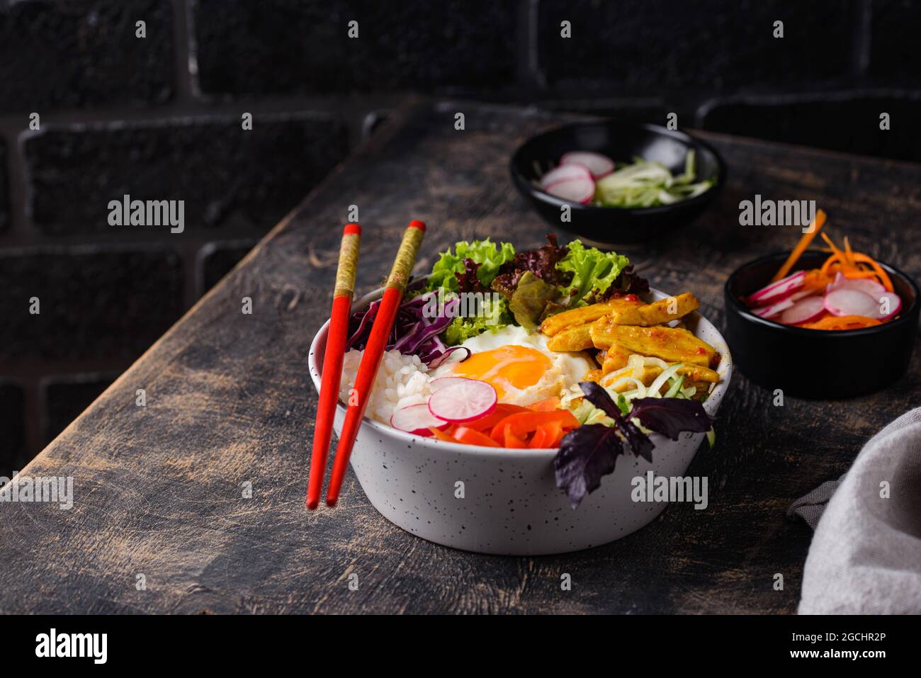 Koreanische Bibimbap. Schüssel mit Fleisch, Reis und Salat Stockfoto