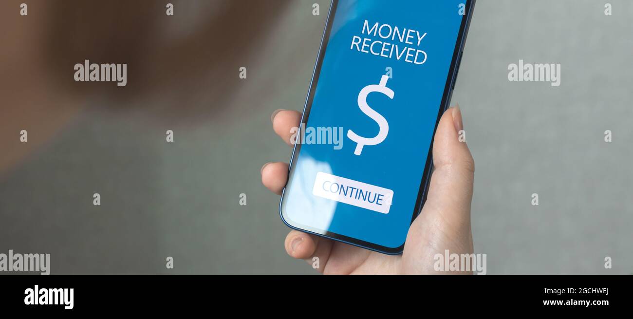 E-Banking und E-Commerce-Konzept. Frau, die ein Mobiltelefon mit Online-Banking-Anwendung verwendet, erhält Geld im Hintergrund Stockfoto