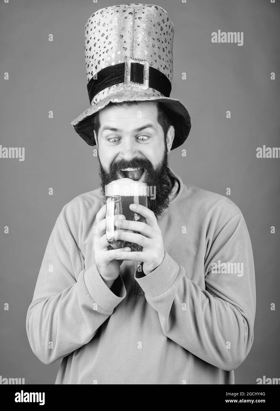 Alkoholisches Getränk. Irische Tradition. Mann brutal bärtigen Hipster trinken Bier. Irish Pub. Bier trinken Teil Feier. Fest- und Urlaubsmenü. Grün gefärbt Stockfoto