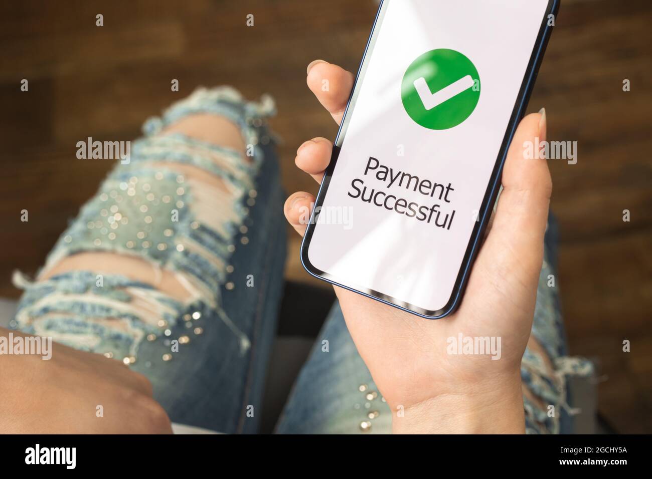 Frau mit Smartphone mit Online-Zahlung erfolgreicher Bildschirm, Banking und Shopping Online-Konzept, Kauf Konzept Foto Stockfoto