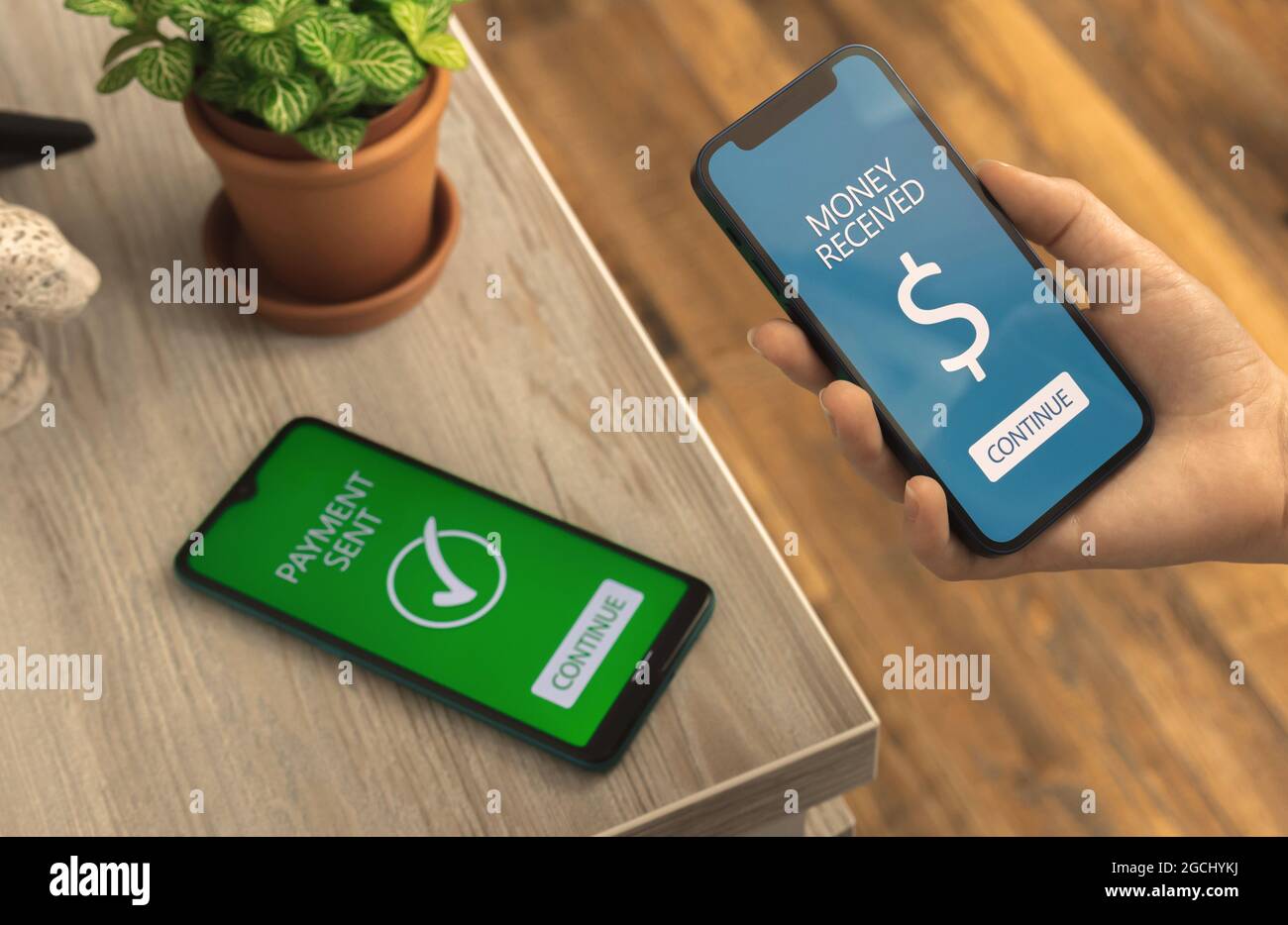 Frau, die per Telefon Geld sendet, indem sie die Online-Banking-Anwendung verwendet. Online Transfer Konzept Foto Stockfoto