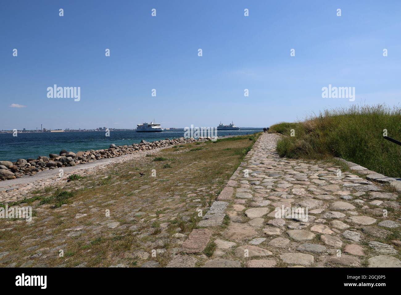 Kopfsteinpflaster-Gehweg entlang des leeren Rageleje-Strandes, Dänemark Stockfoto