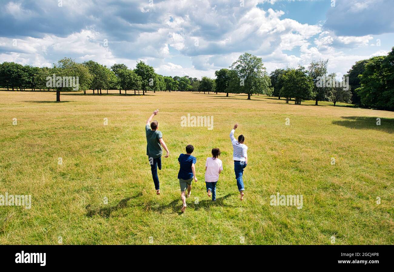 Eine Gruppe junger Leute läuft und im Park. Stockfoto