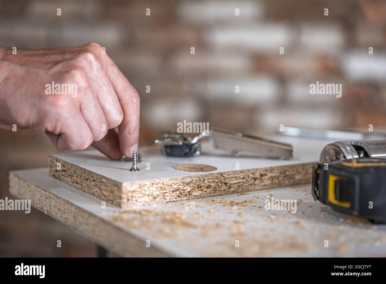 Nahaufnahme der selbstschneidenden Schraube, Holzschraube auf unscharfem Hintergrund. Stockfoto
