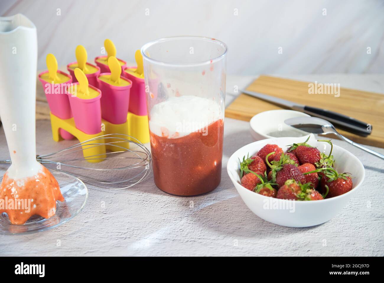 Hausgemachte Eiscreme mit Beeren zubereiten. Stockfoto