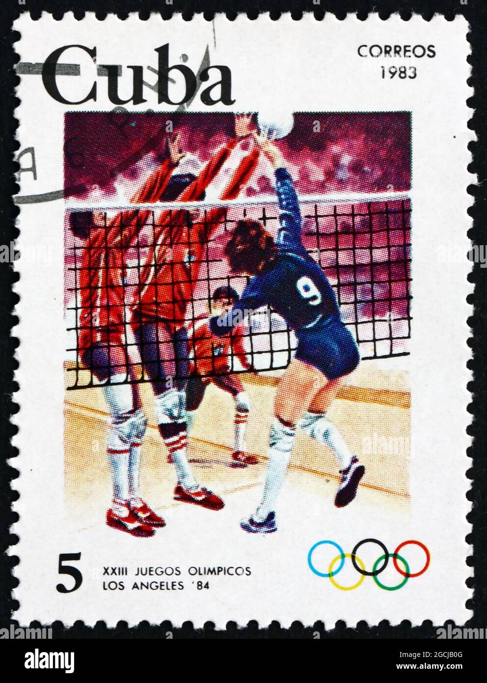 KUBA - UM 1983: Eine in Kuba gedruckte Briefmarke zeigt Volleyball, Olympische Sommerspiele 1984, Los Angeles, um 1983 Stockfoto