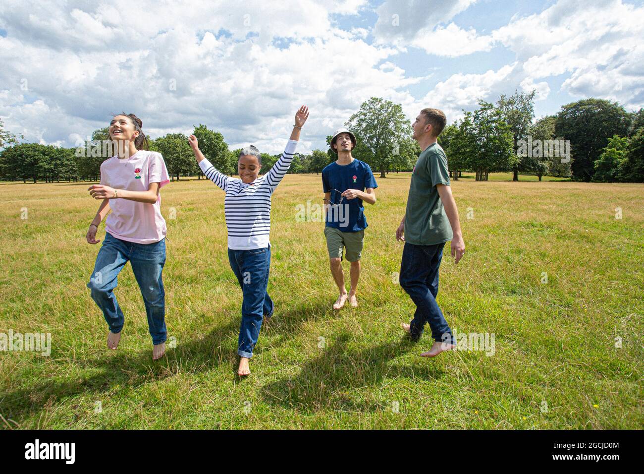 Eine Gruppe junger Leute, die im Park feiern. Stockfoto
