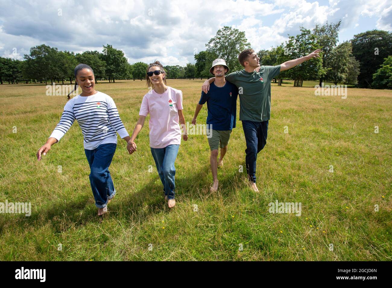 Eine Gruppe junger Menschen, die im Park spazieren gehen. Stockfoto