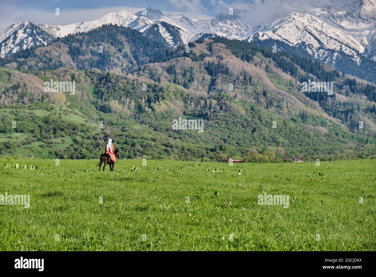 Kasachische Mädchen in traditioneller Kleidung zu Pferd, kasachische Steppen Stockfoto
