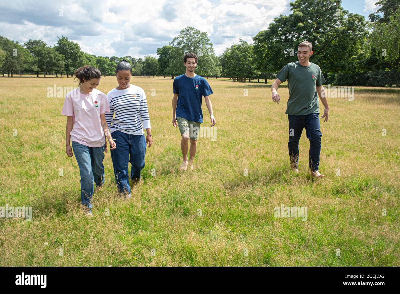 Eine Gruppe junger Menschen, die im Park spazieren gehen. Stockfoto