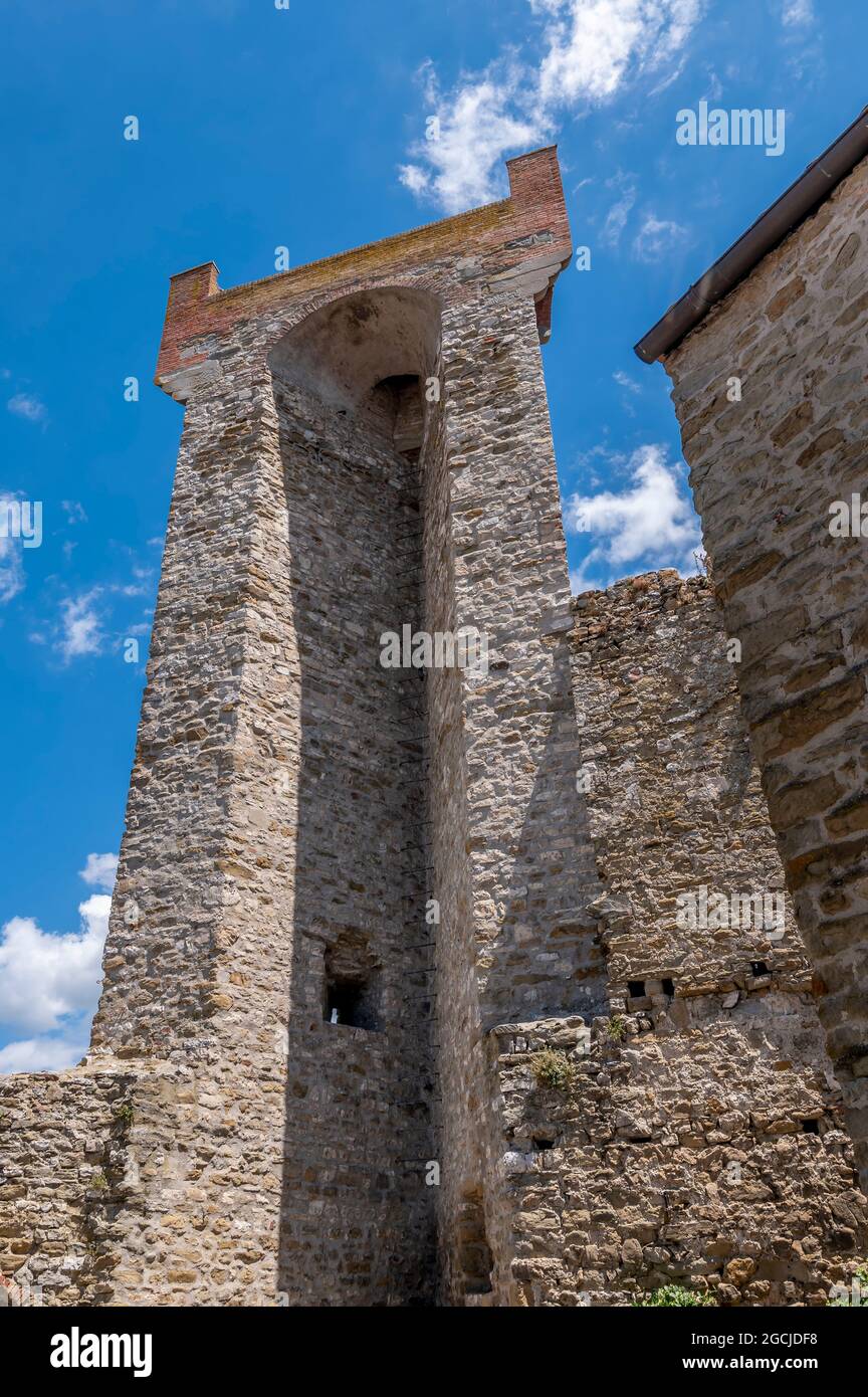 Schöne Ansicht von unten auf den alten dreieckigen Turm im historischen Zentrum von Passignano sul Trasimeno, Italien Stockfoto