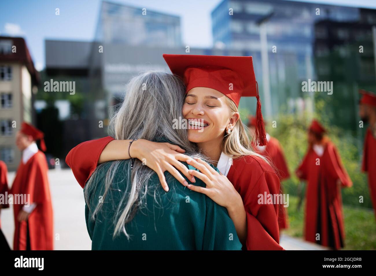 Porträt einer fröhlichen Universitätsstudentin, die im Freien feiert, Abschlusskonzept. Stockfoto