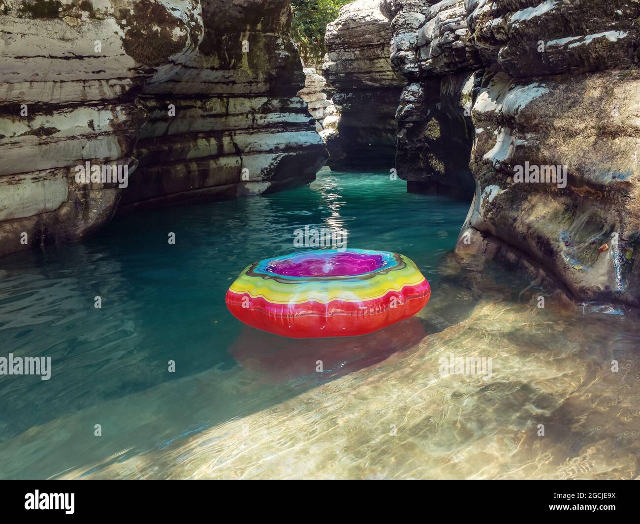 Ein heller Schwimmkreis schwimmt im türkisfarbenen Rückwasser der Schlucht Stockfoto