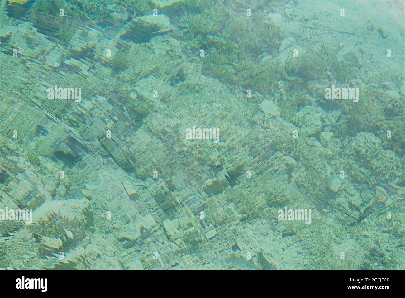 Blaue transparente Meerwasserstruktur. Helles sauberes Meer Wasser Hintergrund. Konzept für Sommerferien. Stockfoto Blaue transparente Meerwasserstruktur. Helles sauberes Meer Wasser Hintergrund. Konzept für Sommerferien. Stockfoto