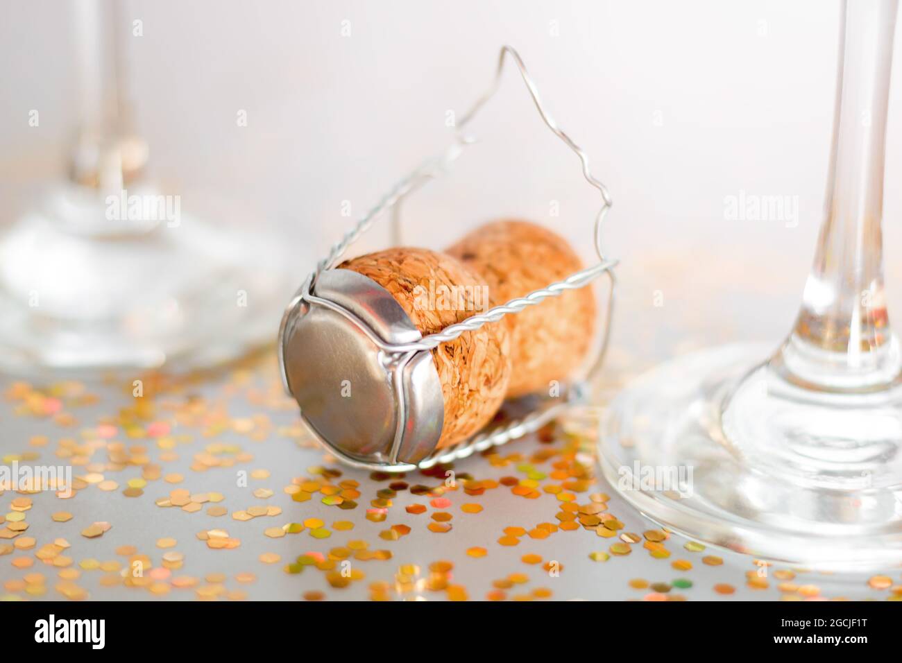Sektkorken, Gläser und Konfetti aus nächster Nähe Stockfoto