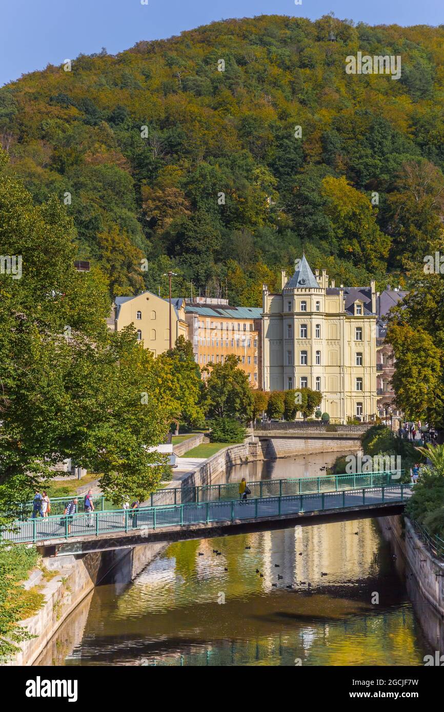 Brücke über den Fluss Tepla mit historischem Gebäude im Hintergrund in Karlovy Vary, Tschechien Stockfoto