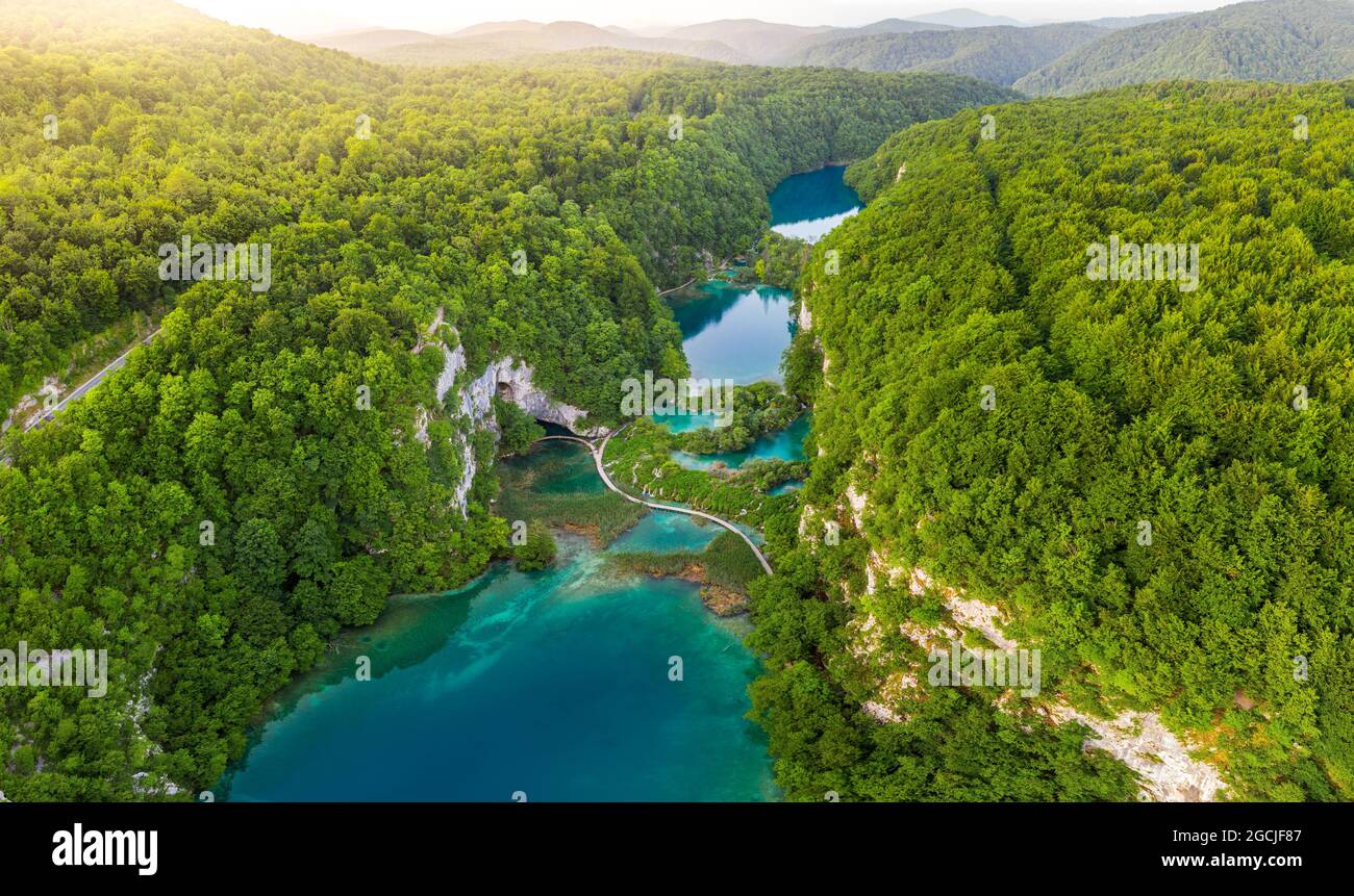 Plitvice, Kroatien - Luftpanorama auf die schönen Plitvicer Seen (Plitvička jezera) im Nationalpark Plitvicer Seen an einem hellen Sommertag mit ris Stockfoto