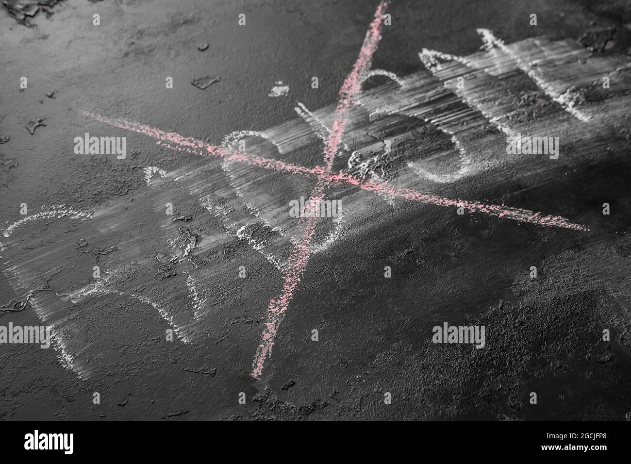 Gleichheit durchgestrichen -Fotos und -Bildmaterial in hoher Auflösung ...