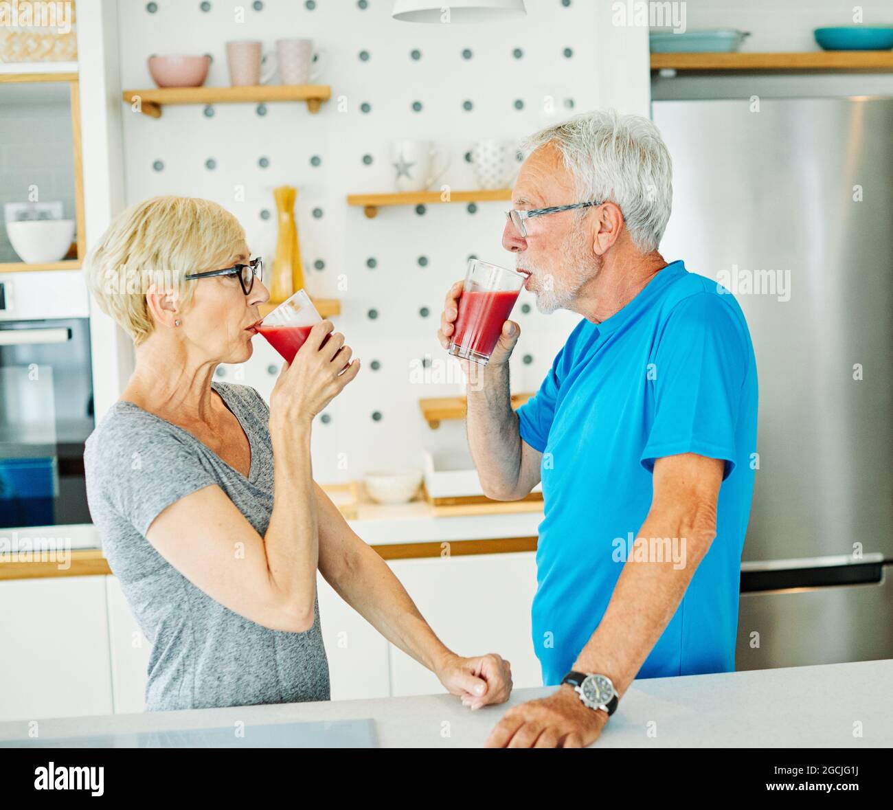Mann Frau Paar Senior gesundes Essen Frühstück Ruhestand Saft Übung Training Sport Fitness Pause glücklich Stockfoto