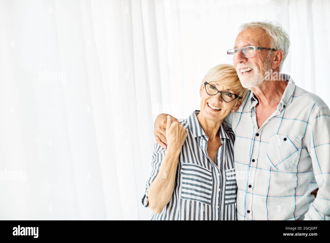Seniorenportrait Frau Mann Paar glücklicher Ruhestand lächelnd Liebe älterer Lebensstil alt zusammen Stockfoto