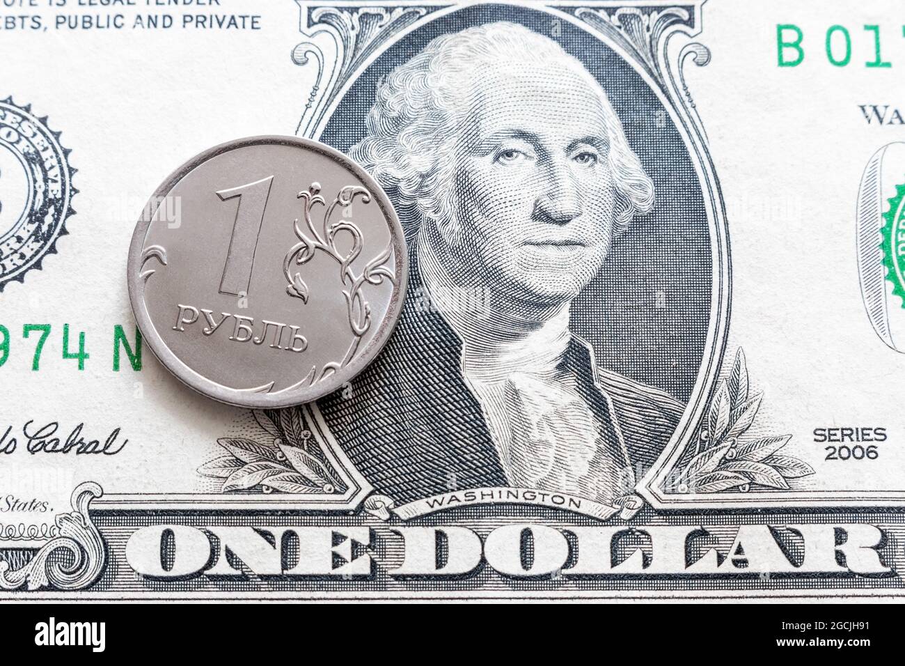 Eine Rubel-Münze vor dem Hintergrund eines Dollars mit einem Porträt von Washington Stockfoto