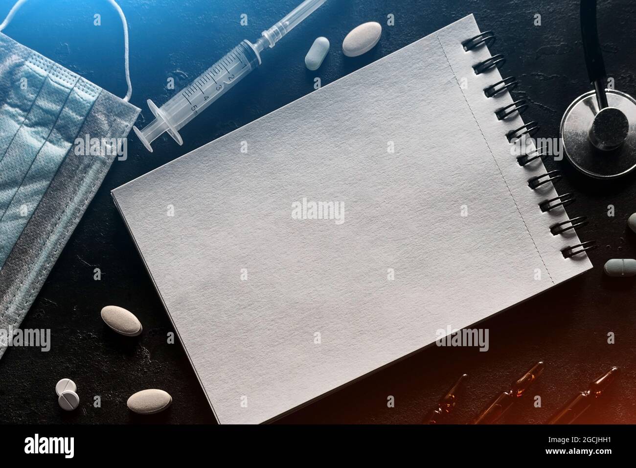 Leere Seite des Notepad mit Platz für Text und medizinische Maske, medizinische Versorgung Stockfoto