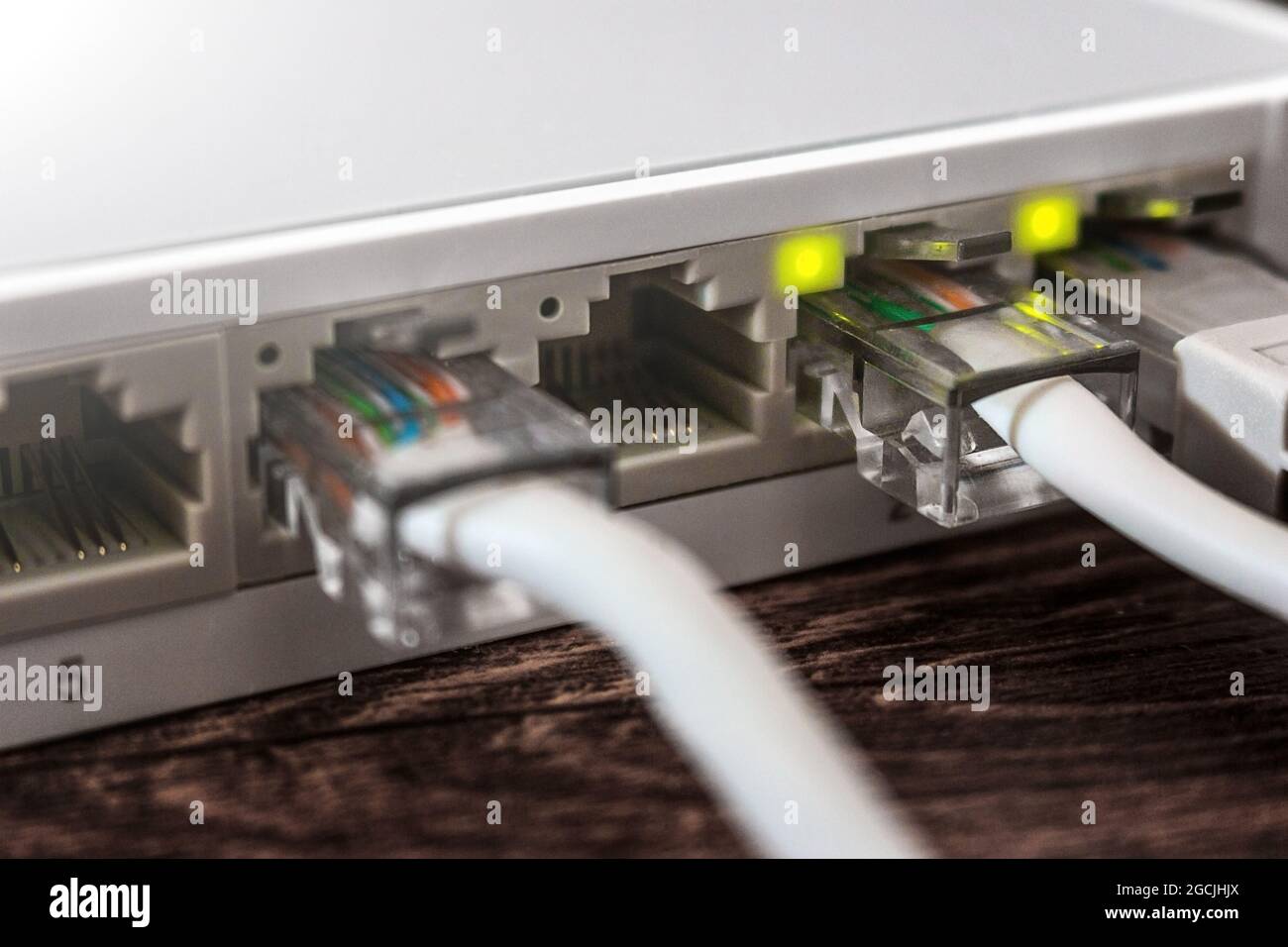 Internet-Router mit angeschlossenen Kabeln, Nahaufnahme, selektiver Fokus Stockfoto