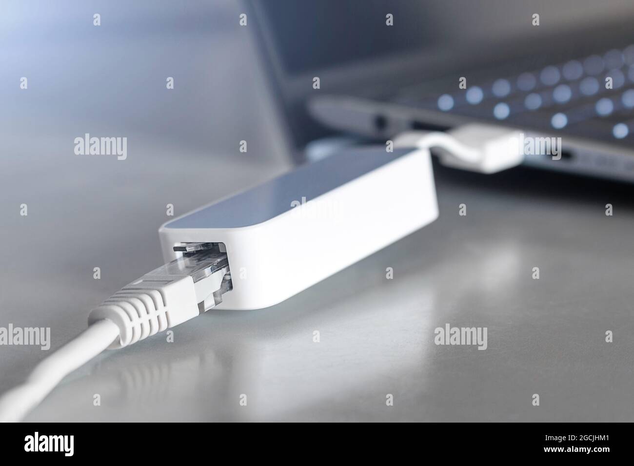 Adapter für den Anschluss eines Internetkabels an einen Laptop Nahaufnahme. usb - rj45 Stockfoto