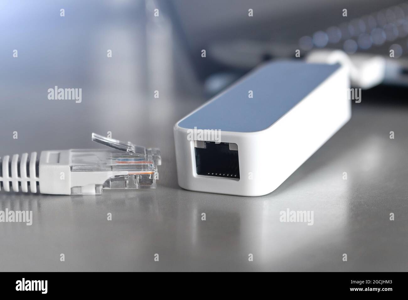 internetkabel und Adapter für Nahaufnahme des Laptops Stockfoto