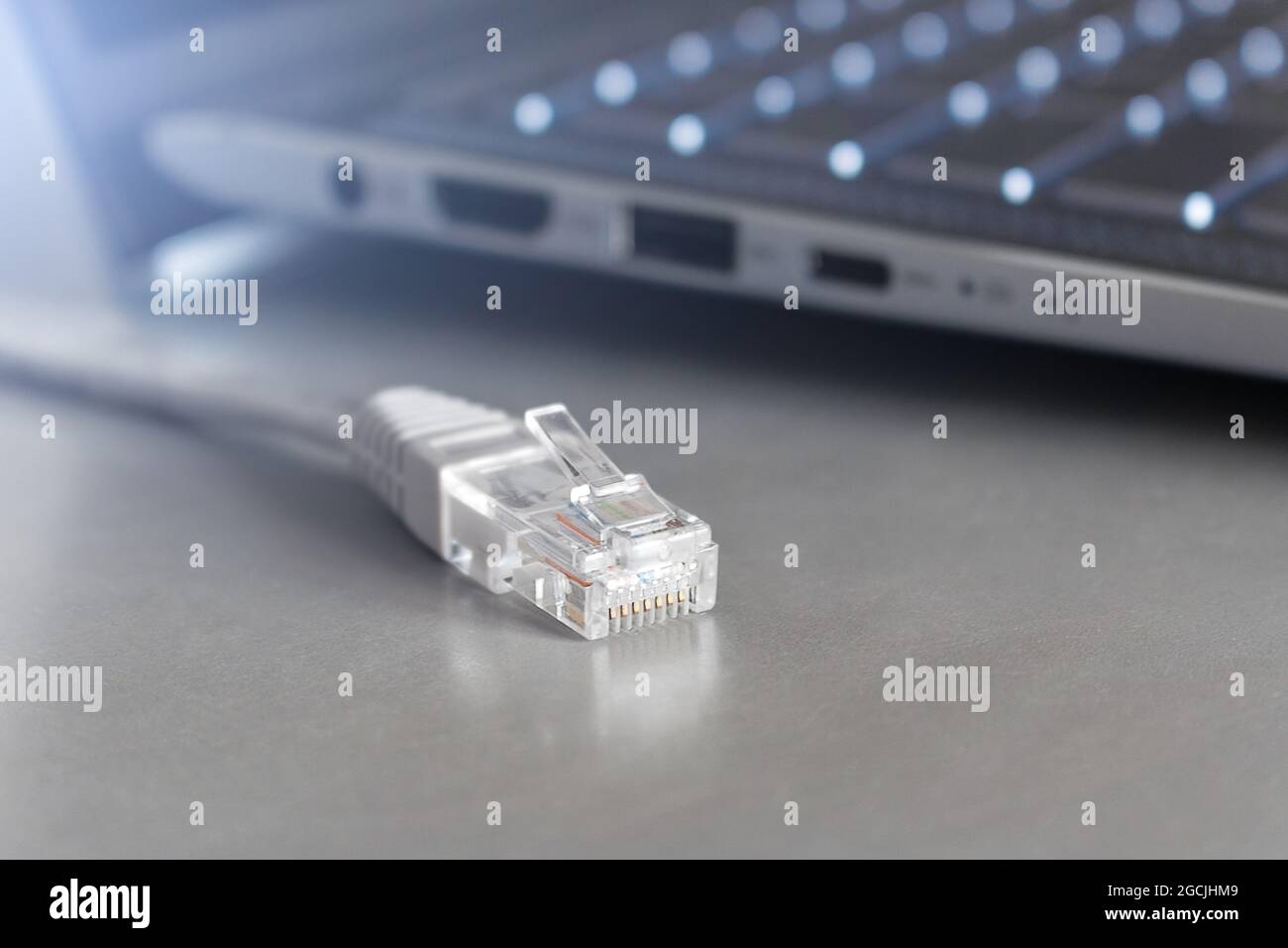 internetkabel auf Laptop-Hintergrund Nahaufnahme Stockfoto