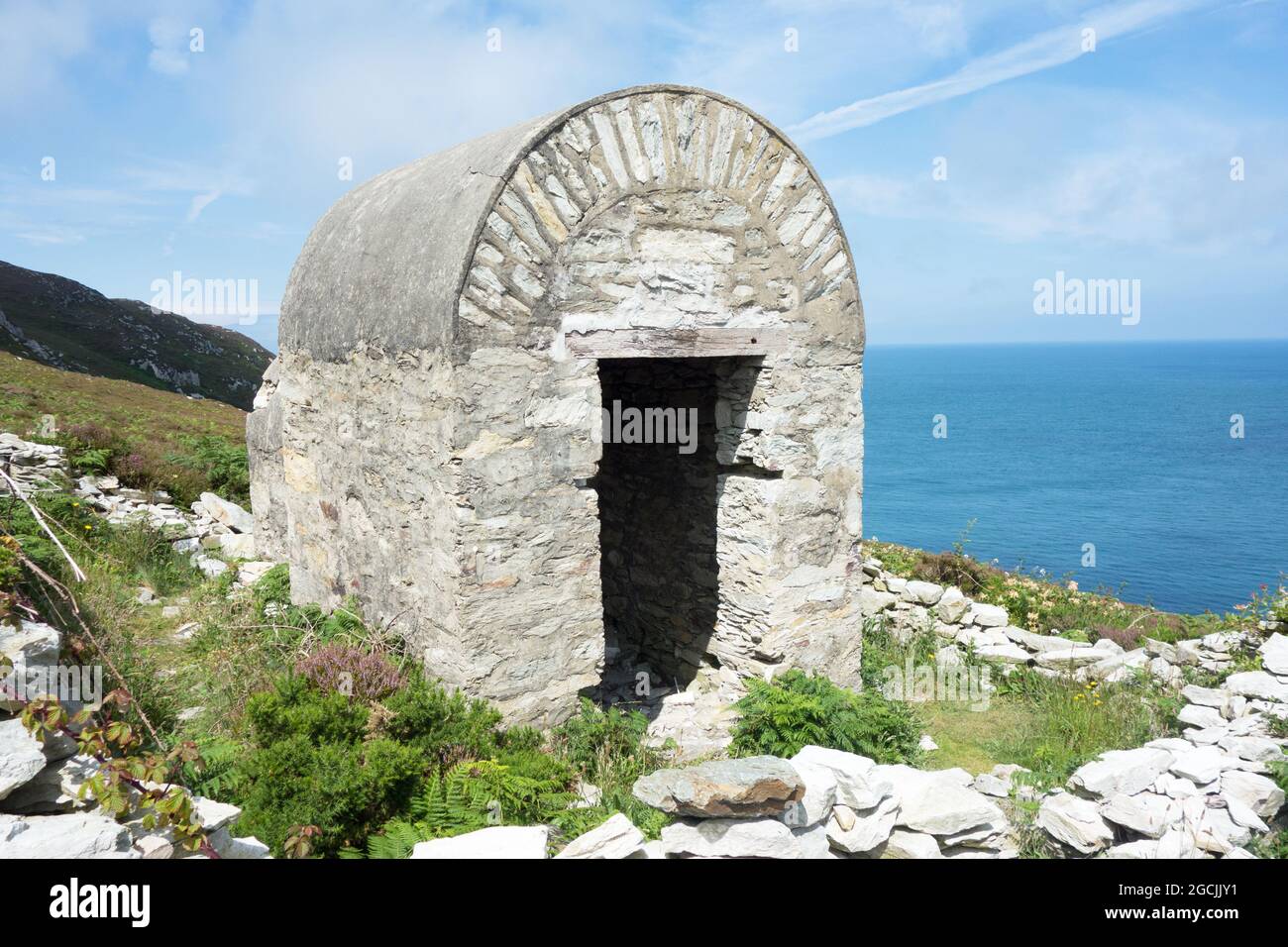 Gunpowder Magazin im Breakwater Country Park auf dem Anglesey Coastal Path / Rocky Walk Stockfoto