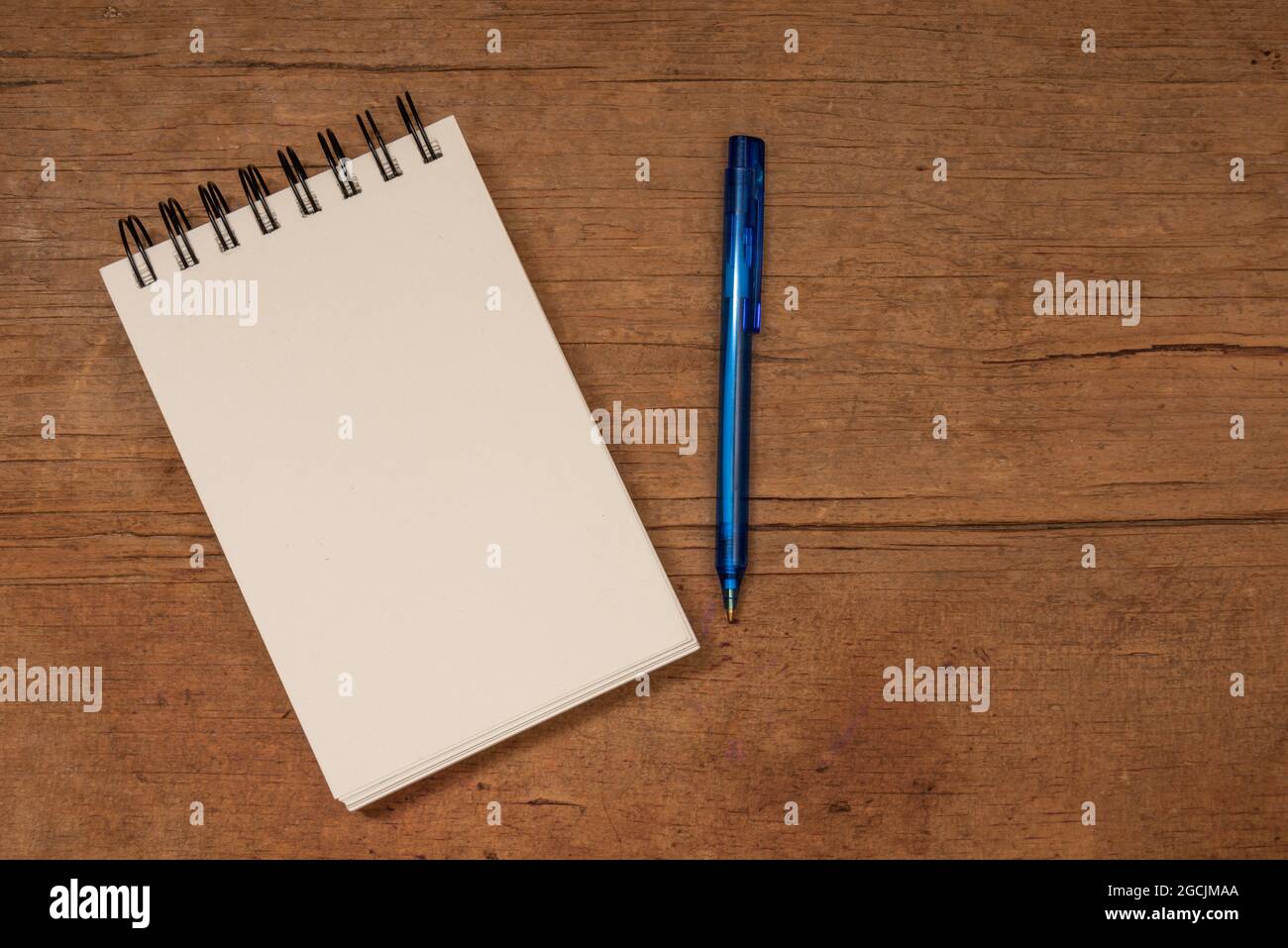 Leeres Notizbuch und Stift auf Holztisch, Nachdenken Stockfoto