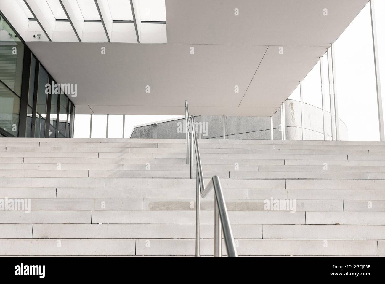 Low-Angle-Aufnahme einer sauberen weißen Treppe, die zur Heinrich-Heine-Universität Düsseldorf führt Stockfoto