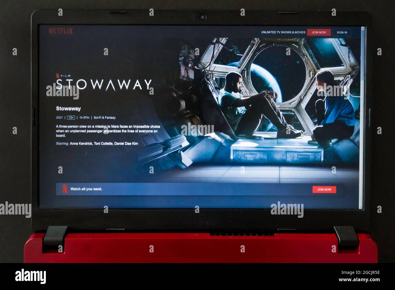 Laptop-Bildschirm mit Netflix-Film-Verstauung Stockfoto