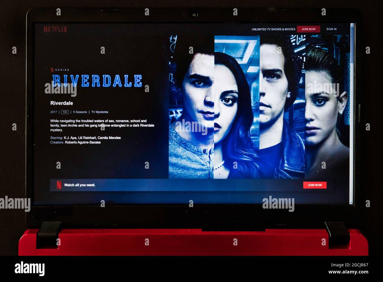 Laptop-Bildschirm mit Netflix tv-Serie Riverdale Stockfoto