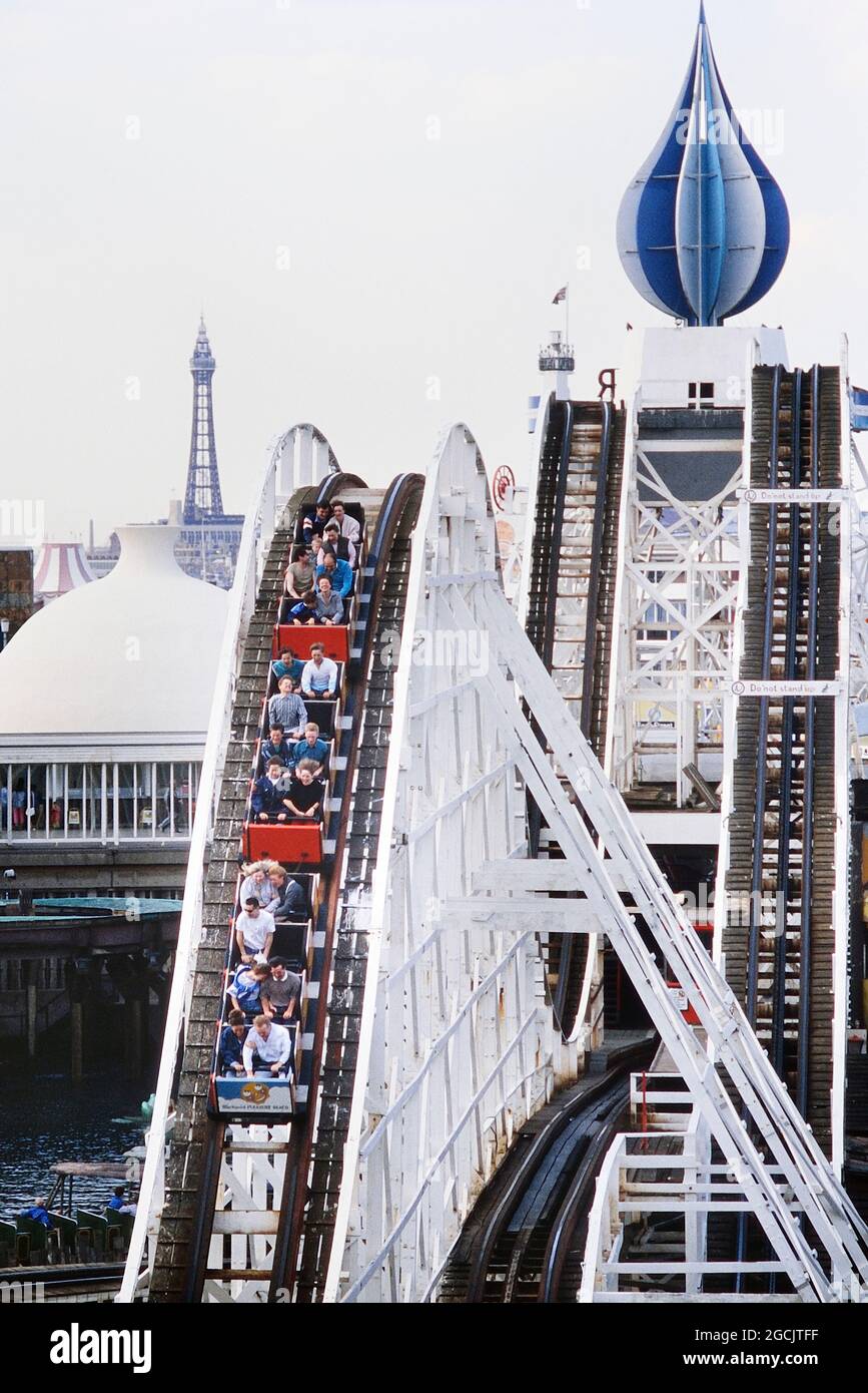 Der Große Wagen. Eine weltberühmte klassische Achterbahn aus Holz. Blackpool Pleasure Beach, Lancashire, England, Großbritannien. Ca. 1980 Stockfoto
