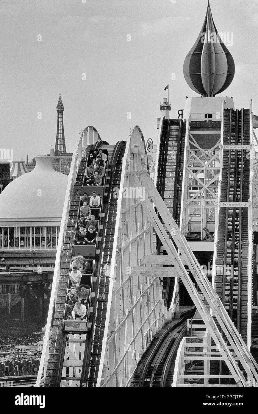Der Große Wagen. Eine weltberühmte klassische Achterbahn aus Holz. Blackpool Pleasure Beach, Lancashire, England, Großbritannien. Ca. 1980 Stockfoto