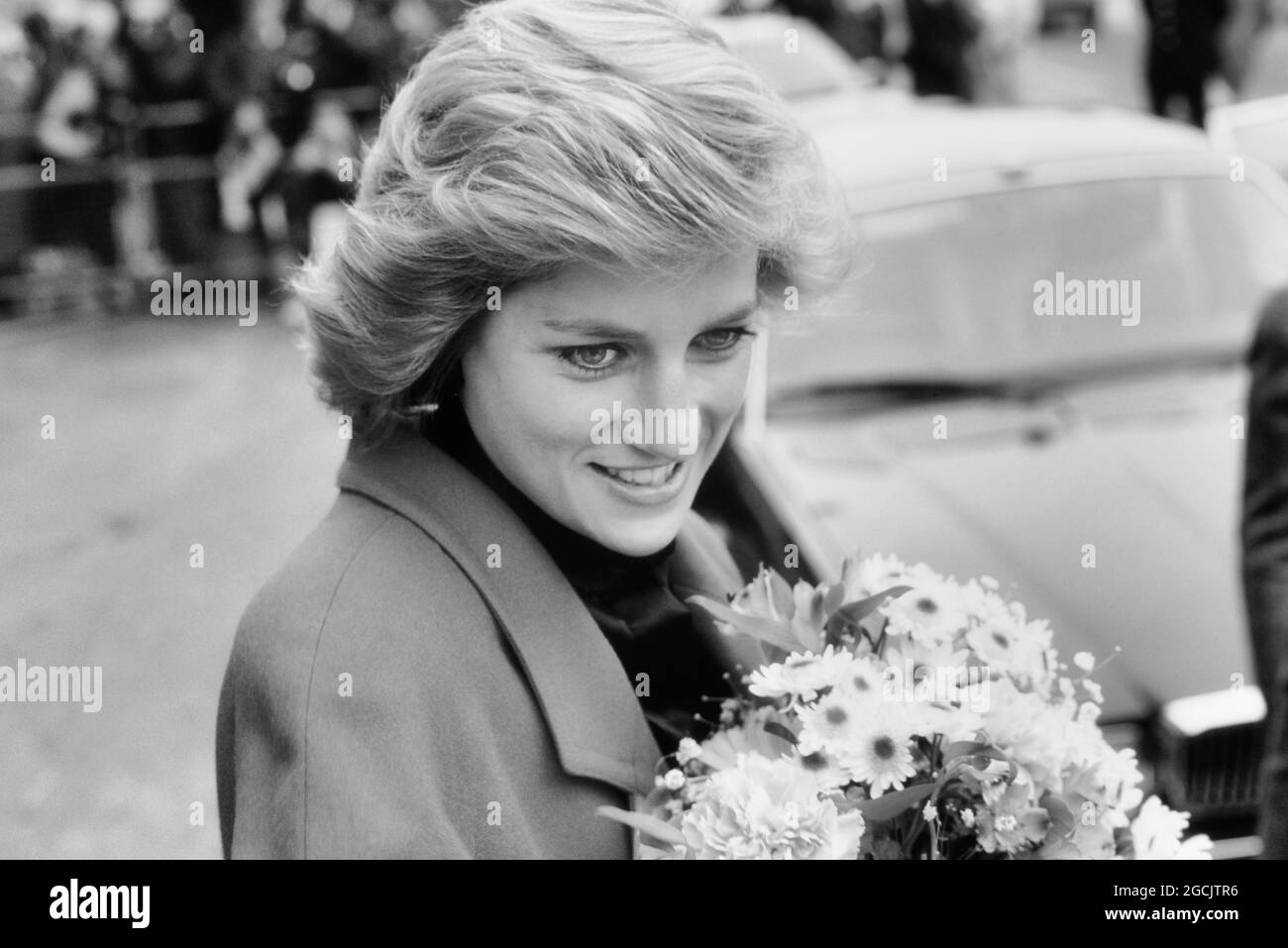 Eine lächelnde Diana, Prinzessin von Wales, erhält einen Blumenstrauß während eines Besuchs im Relate Marriage Leitzentrum in Barnett, Nord-London, England, Großbritannien. November 1988 Stockfoto