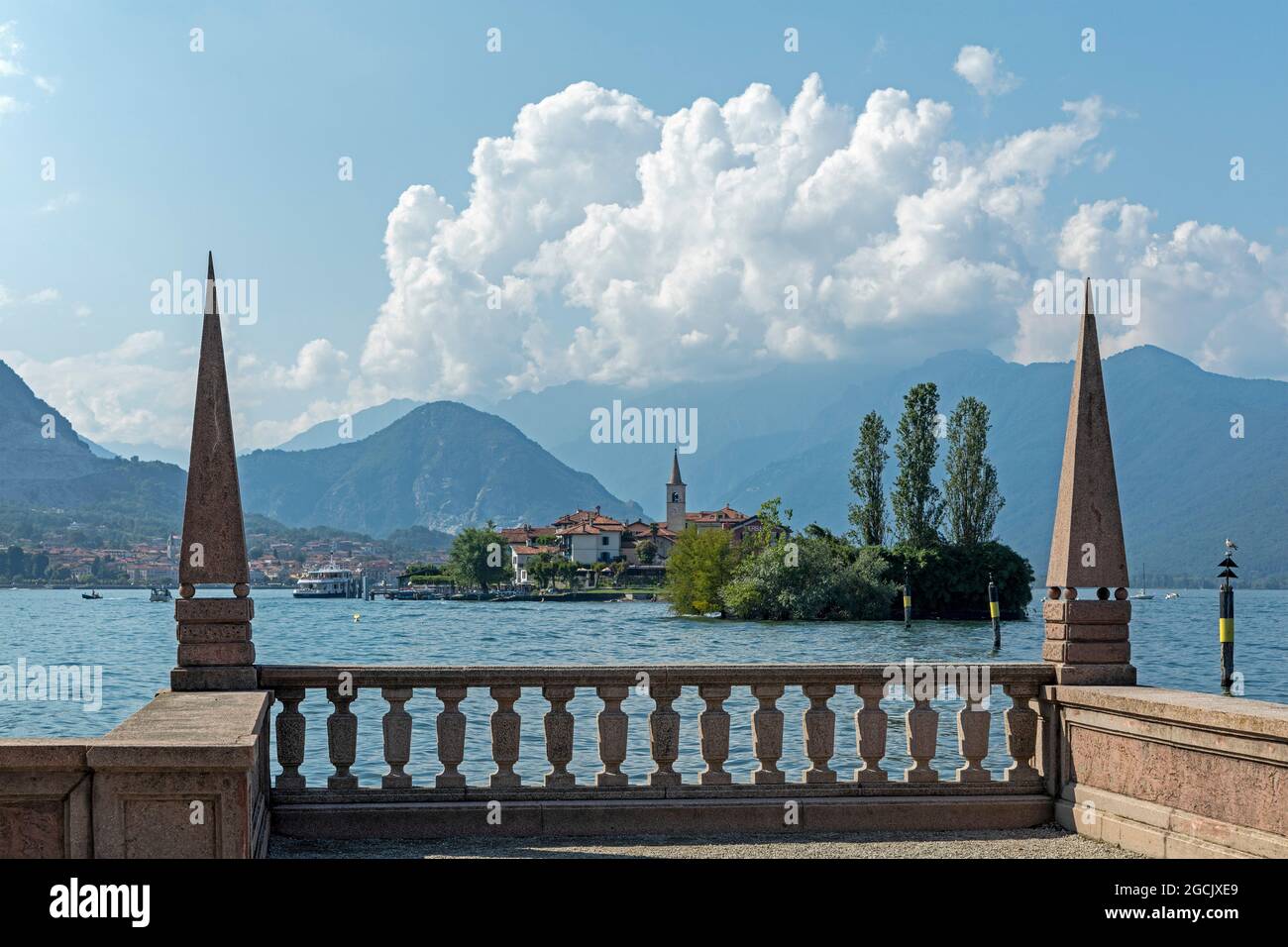 Blick auf die Isola dei Pescatori von Isola Bella, Stresa, Lago Maggiore, Piemont, Italien Stockfoto