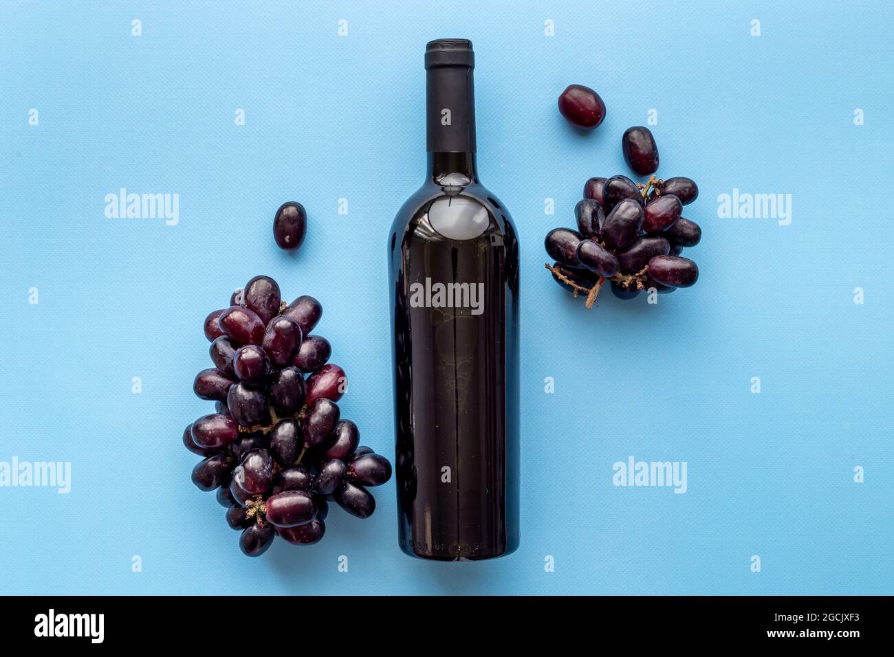 Rotwein-Flasche mit Traube. Ansicht von oben Stockfoto