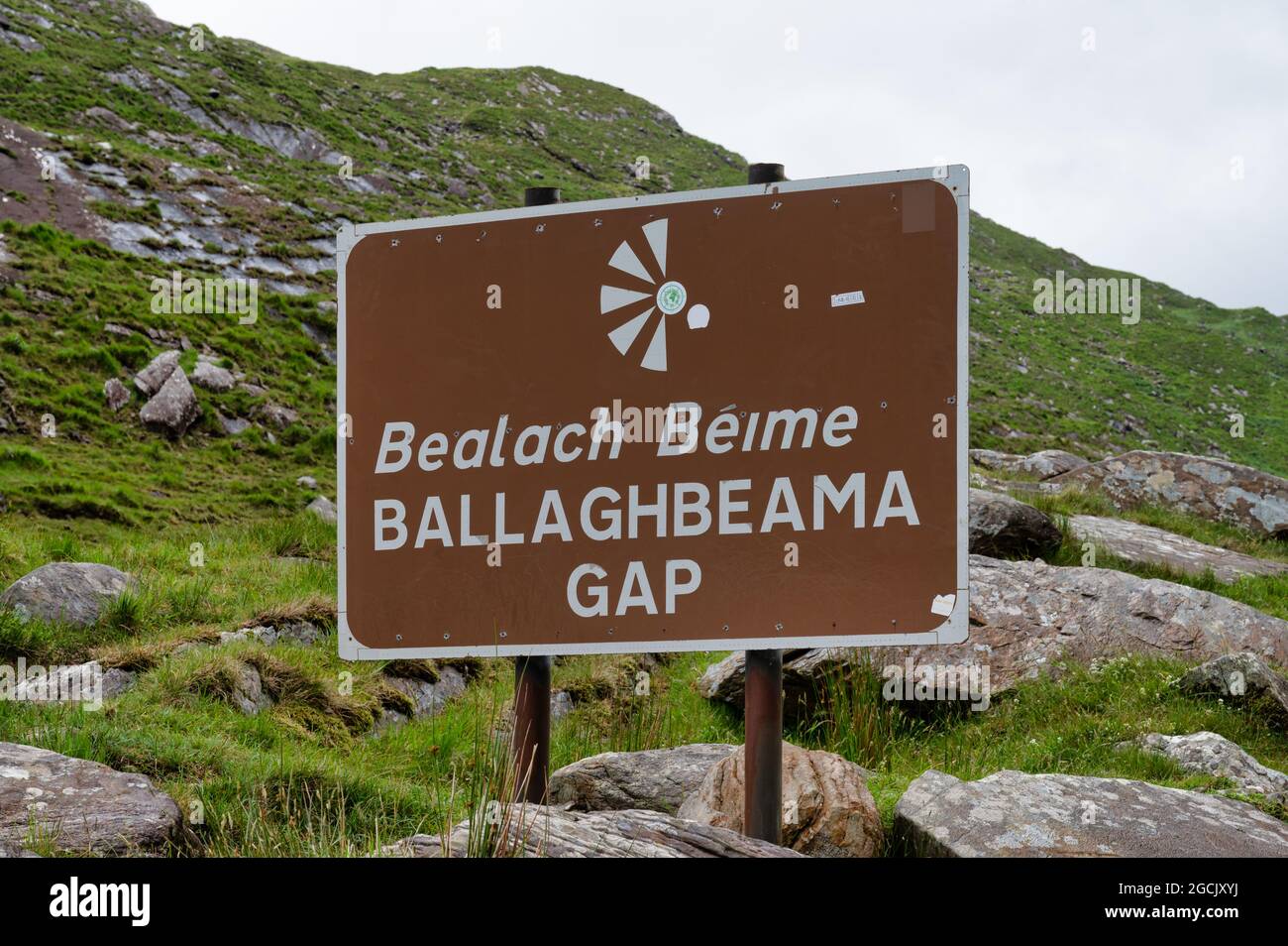 Ballaghbeama Gap, Irland - 9. Juli 2021: Das Straßenschild auf der Spitze von Ballaghbeama Gap in den Bergen von Kerry, Irland Stockfoto