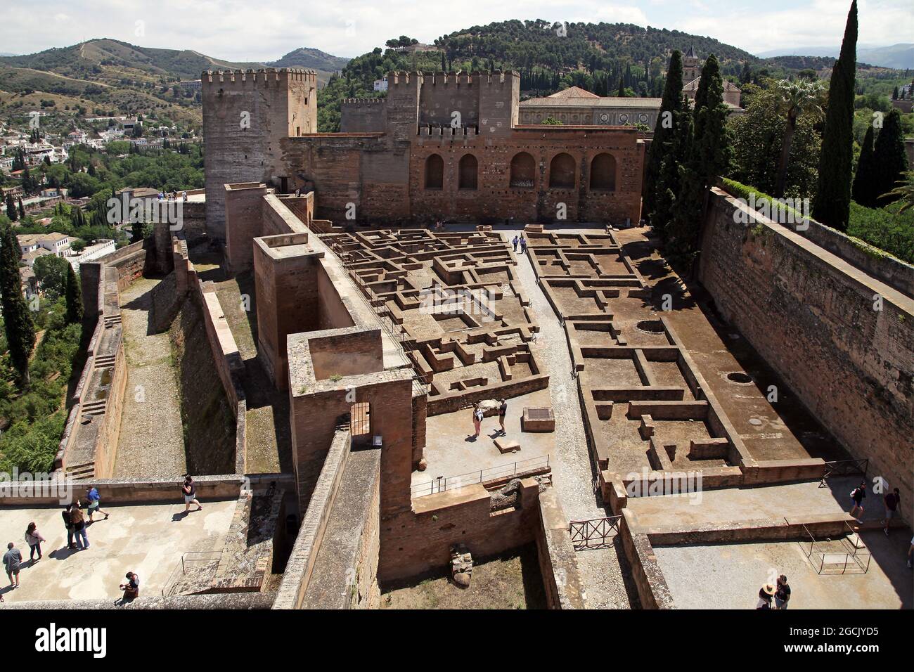 Die Alhambra in Granada. Auf der Spitze von al-Sabika, Granada Spanien. Erbaut als Festung im Jahr 889 n. Chr. Mitte des 13. Jahrhunderts durch den arabischen Nasriden-Emir Mohammed ben Al-Ahmar aus dem Emirat Granada wiederaufgebaut, wurde der Ort nach der christlichen Reconquista 1492 zum Königlichen Hof von Ferdinand und Isabella. Stockfoto