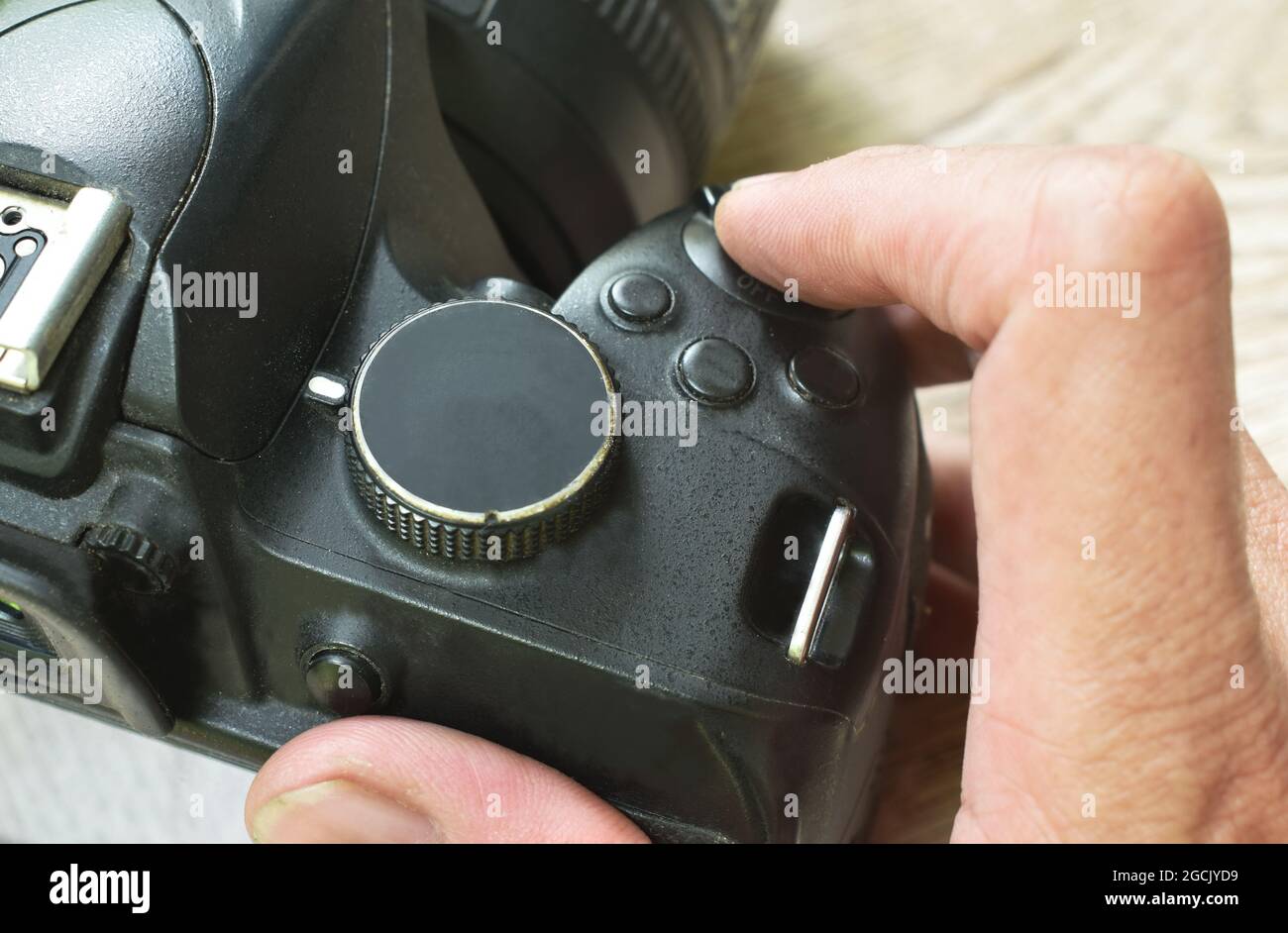 Der Auslöser des digitalen Einzelobjektivs zeigt die Kamera auf dem Tisch an Stockfoto