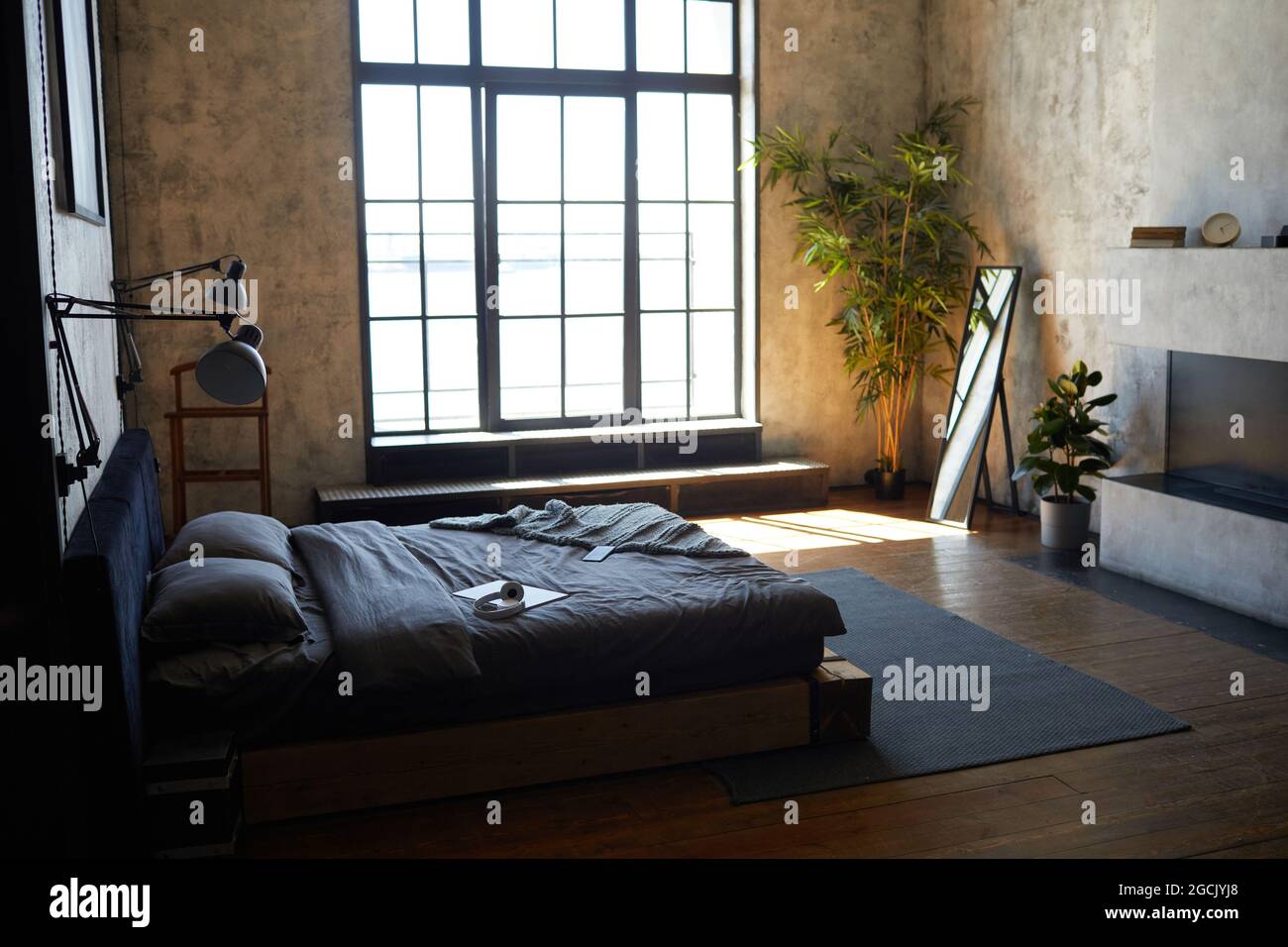 Hintergrundbild von leerem Schlafzimmer Interieur mit modernem Loft-Design, kopieren Raum Stockfoto
