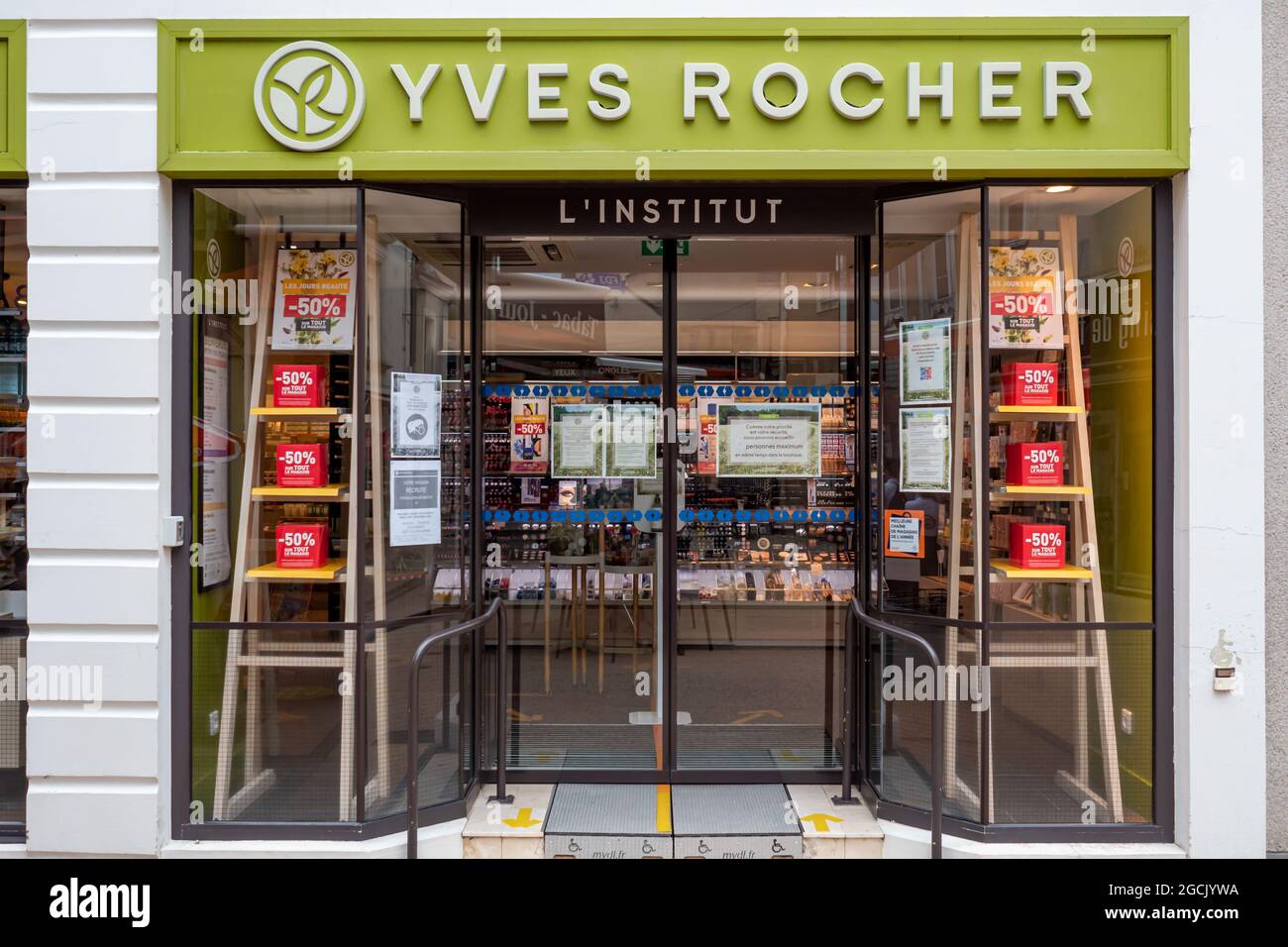 SABLE, FRANKREICH - 22. Jul 2021: Ein Blick auf die Marke Yves Rocher Store Fronts von in Sable, Frankreich für Hautpflegeprodukte Stockfoto