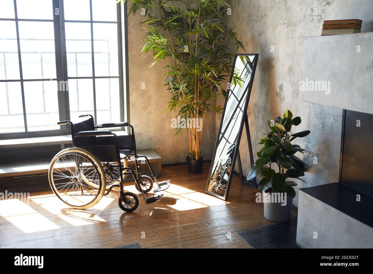 Hintergrundbild von leeren Rollstuhl in modernen Wohnung Innenraum durch Sonnenlicht beleuchtet, kopieren Raum Stockfoto