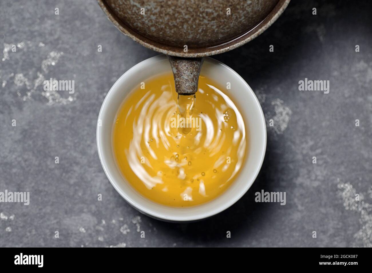 Nahaufnahme Tasse Jasmintee und Teekannen Stockfoto