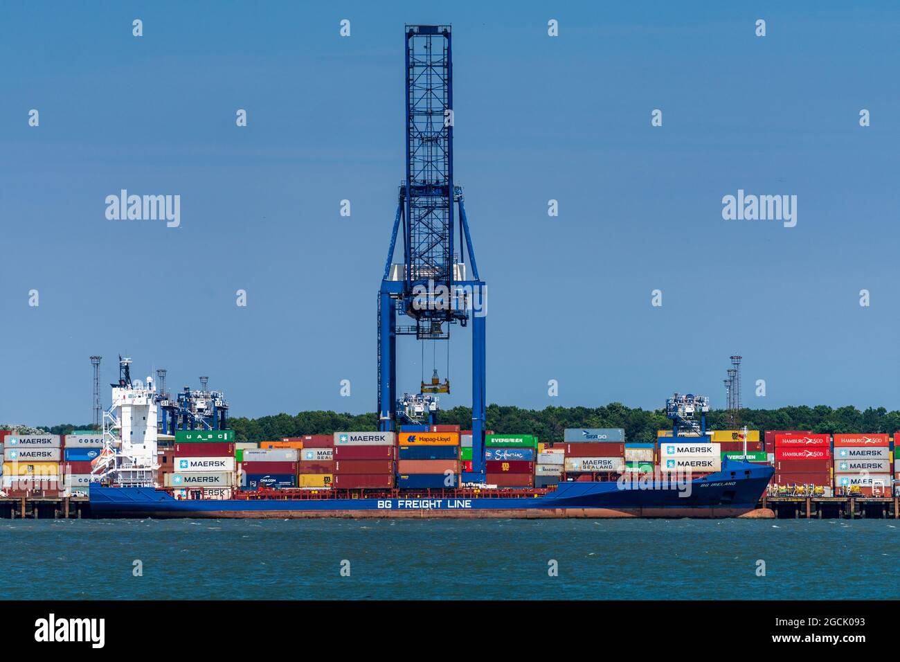Feeder Vessel BG Ireland lädt Container im Hafen Felixstowe. BG Ireland ist ein Container Feeder Ship, Stockfoto