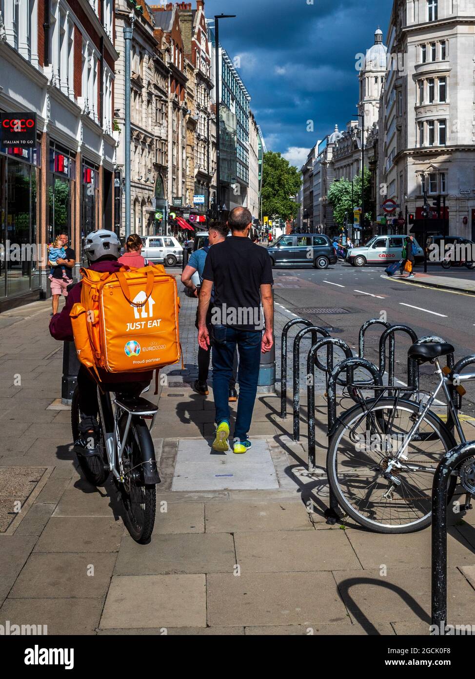 Essen Sie einfach Food Delivery Courier auf einem Bürgersteig im Zentrum von London. Essen Sie Einfach Bike Food Delivery Courier. Stockfoto